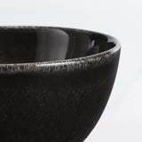 Petites assiettes noires du service Tabo - Design contemporain