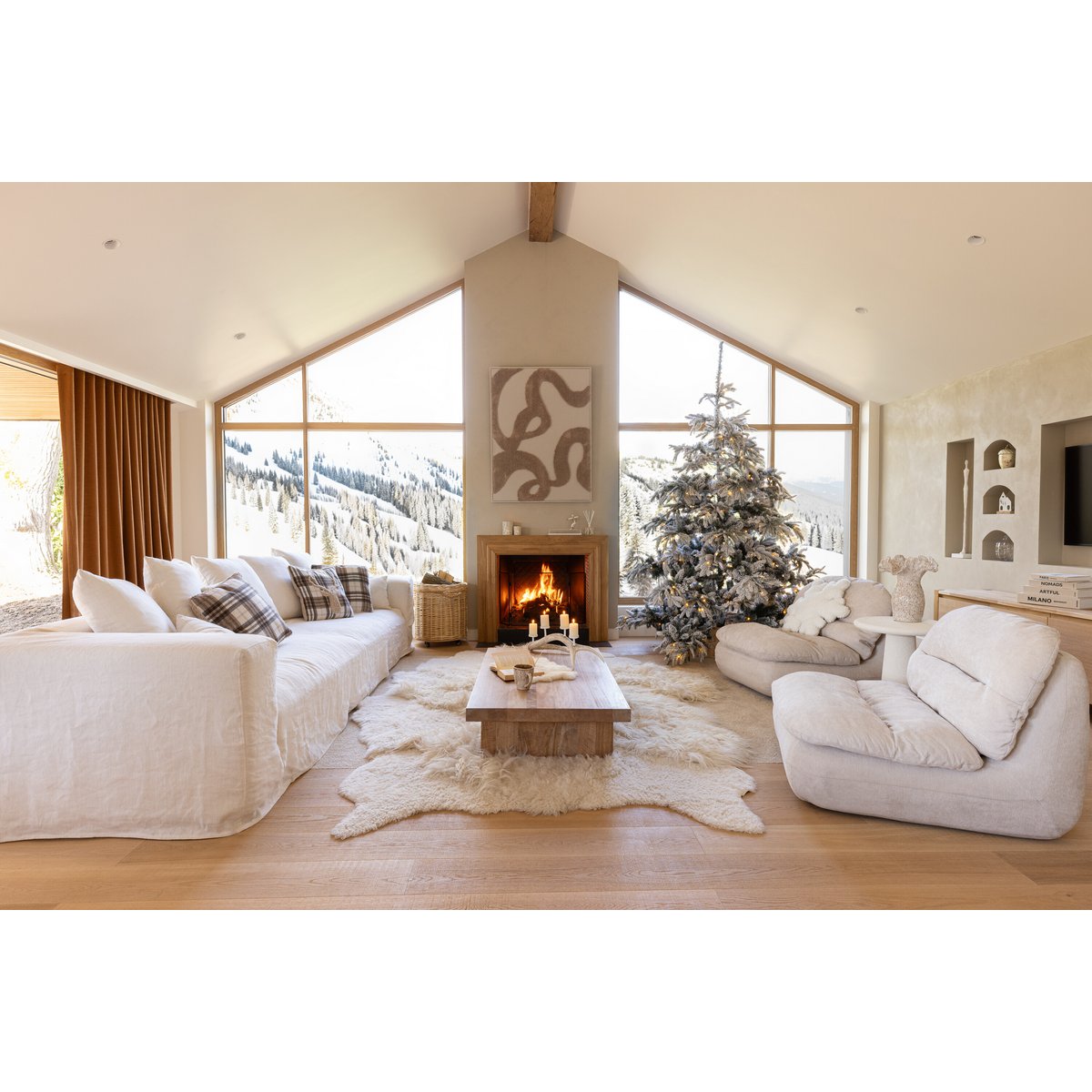 Vue d'ensemble du sapin J-Line dans un salon décoré pour Noël
