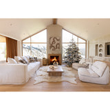 Vue d'ensemble du sapin J-Line dans un salon décoré pour Noël