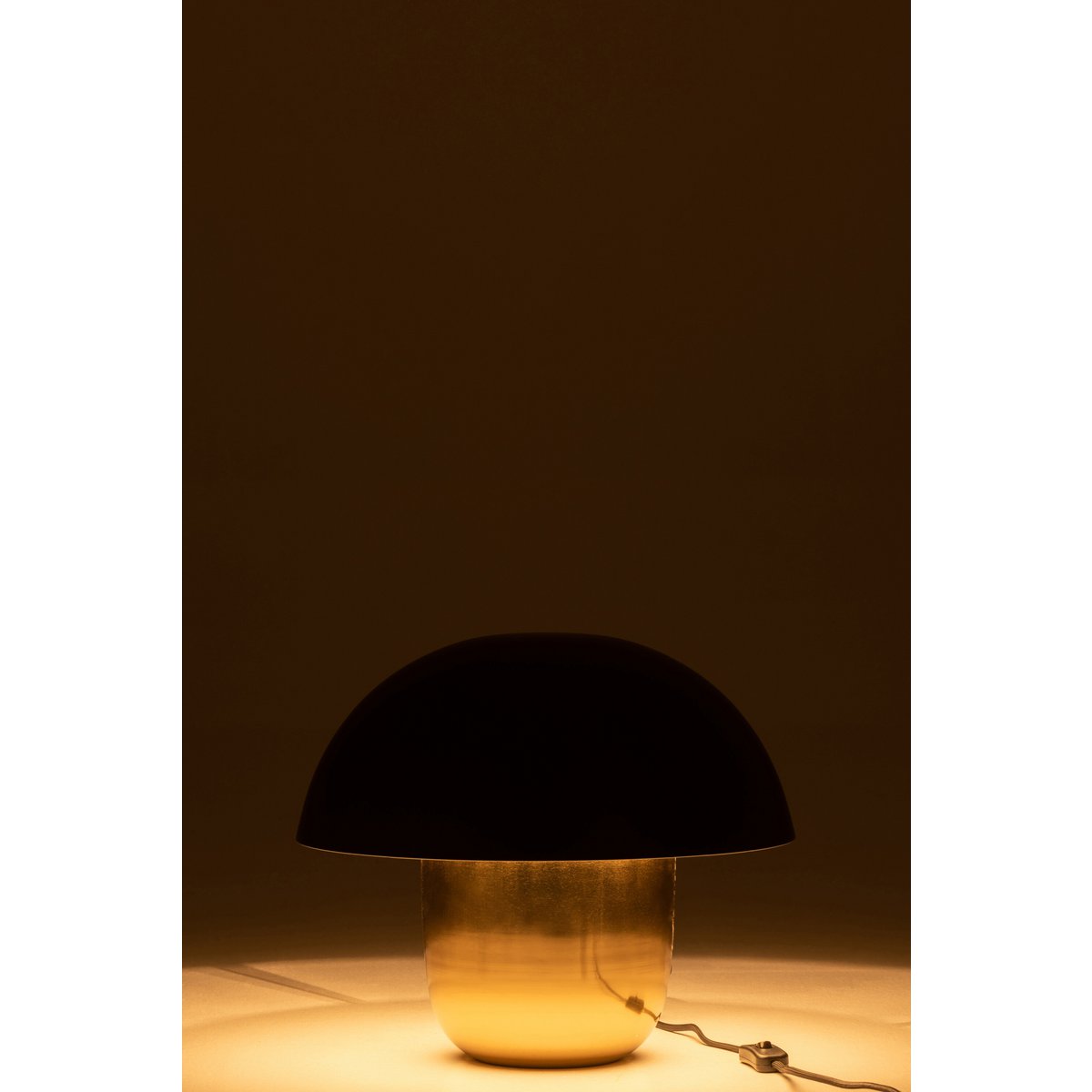 Vue rapprochée de l'abat-jour doré de la Table Champignon