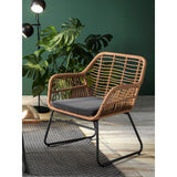 Salon de jardin en polyrotin avec ambiance estivale