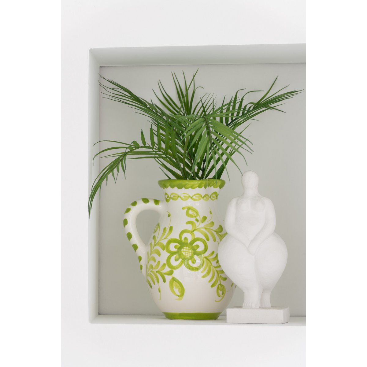 Jug Grenade J-Line sur une table élégante - décoration intérieure
