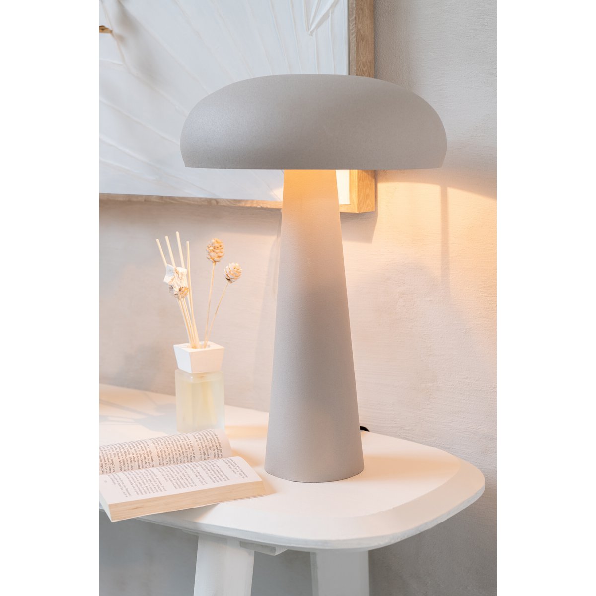 Vue latérale de la lampe de table J-Line en métal