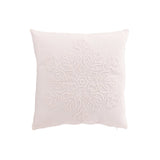 Coussin Flocon de Neige J-Line en coton blanc sur un lit élégant