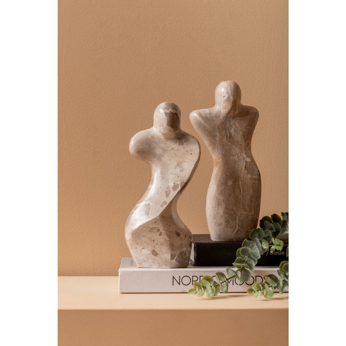 Zoom sur la finition de la statue mâle abstrait
