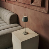 Lampe à poser côtelée rechargeable en métal gris