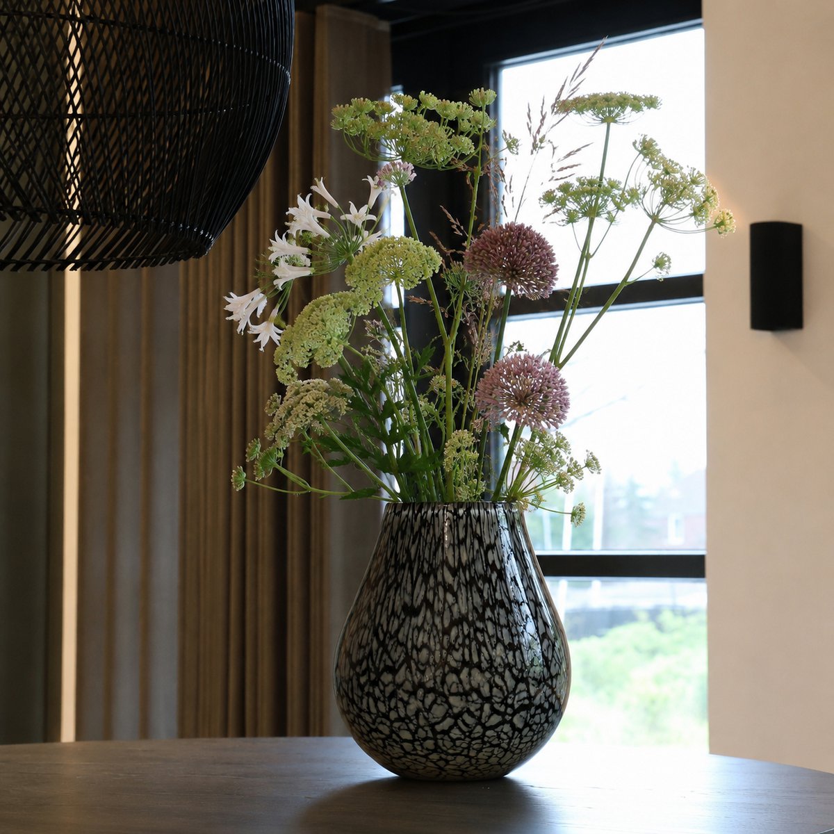 Vase en verre soufflé imitation marbre noir blanc beige