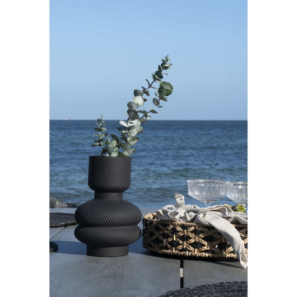 Vase en verre noir, vue latérale montrant sa texture
