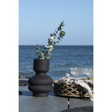 Vase en verre noir, vue latérale montrant sa texture