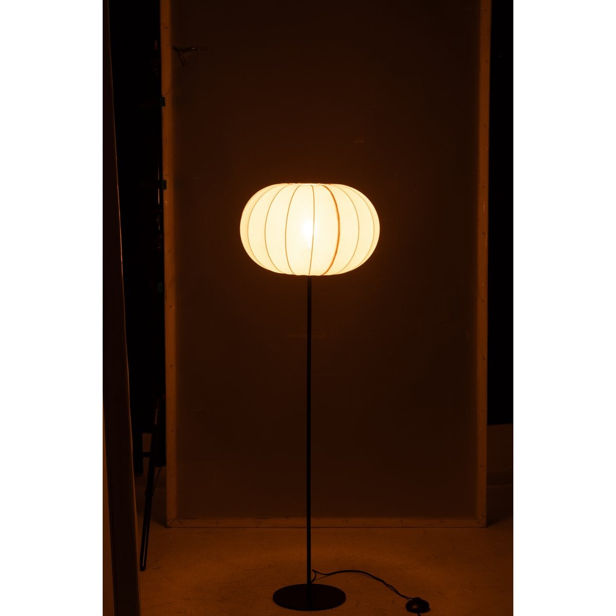Détail de la lampe Lante Landt J-Line - textile blanc et métal