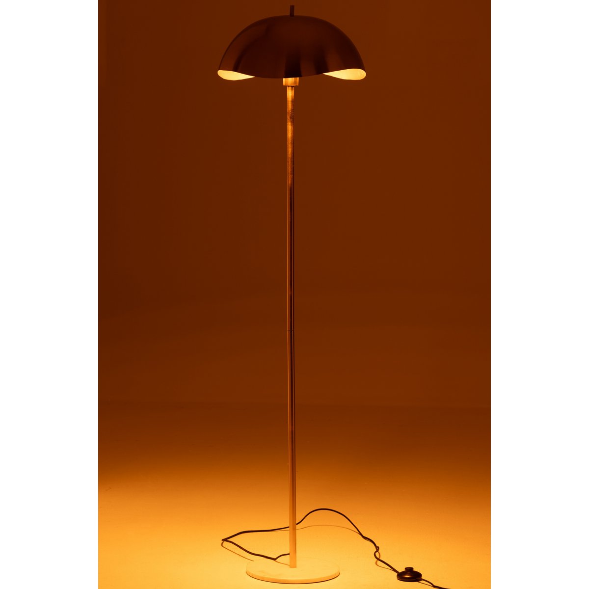 Vue latérale du lampadaire J-Line doré dans un salon