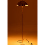 Vue latérale du lampadaire J-Line doré dans un salon