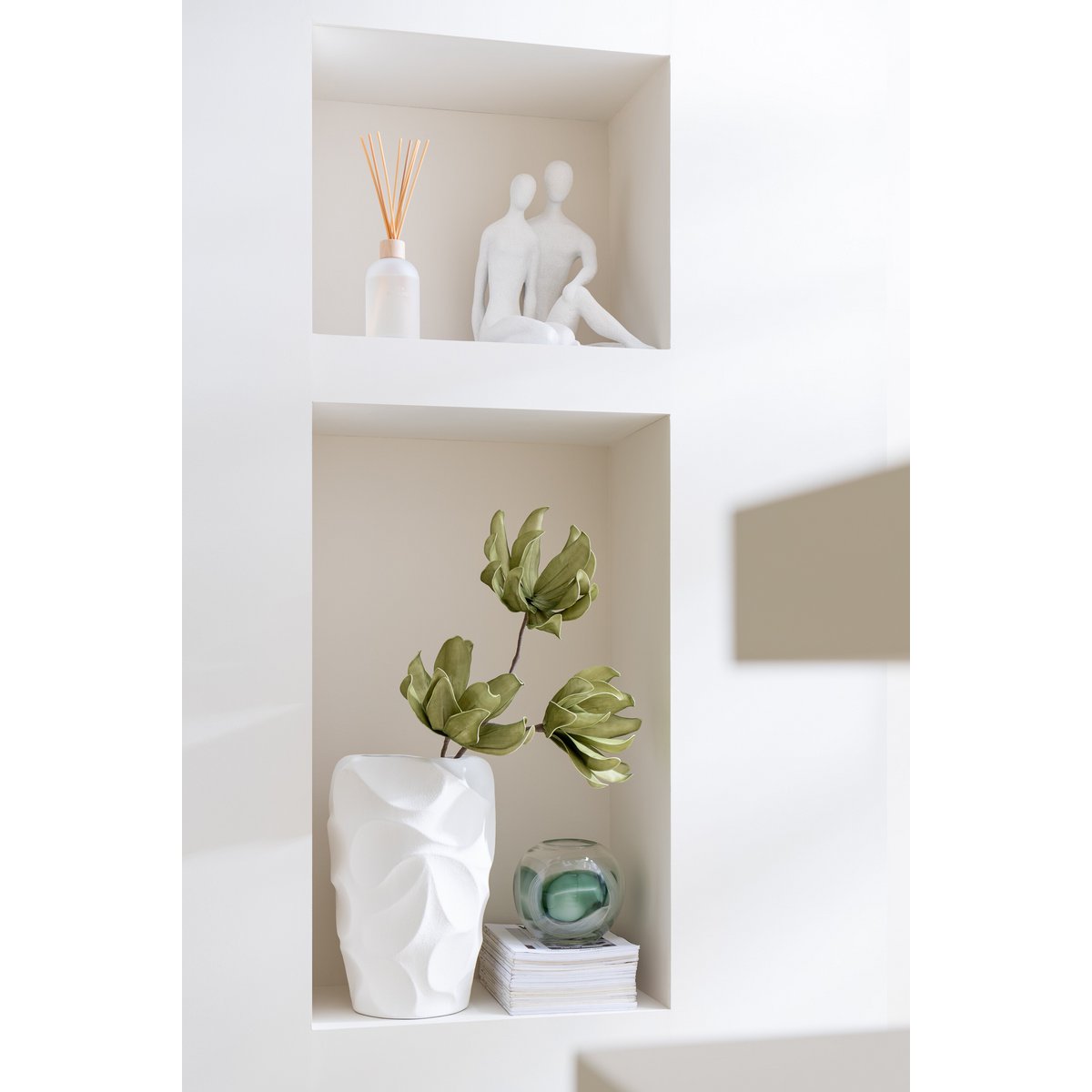Détail du vase J-Line Mirena, finition brillante et design classique.