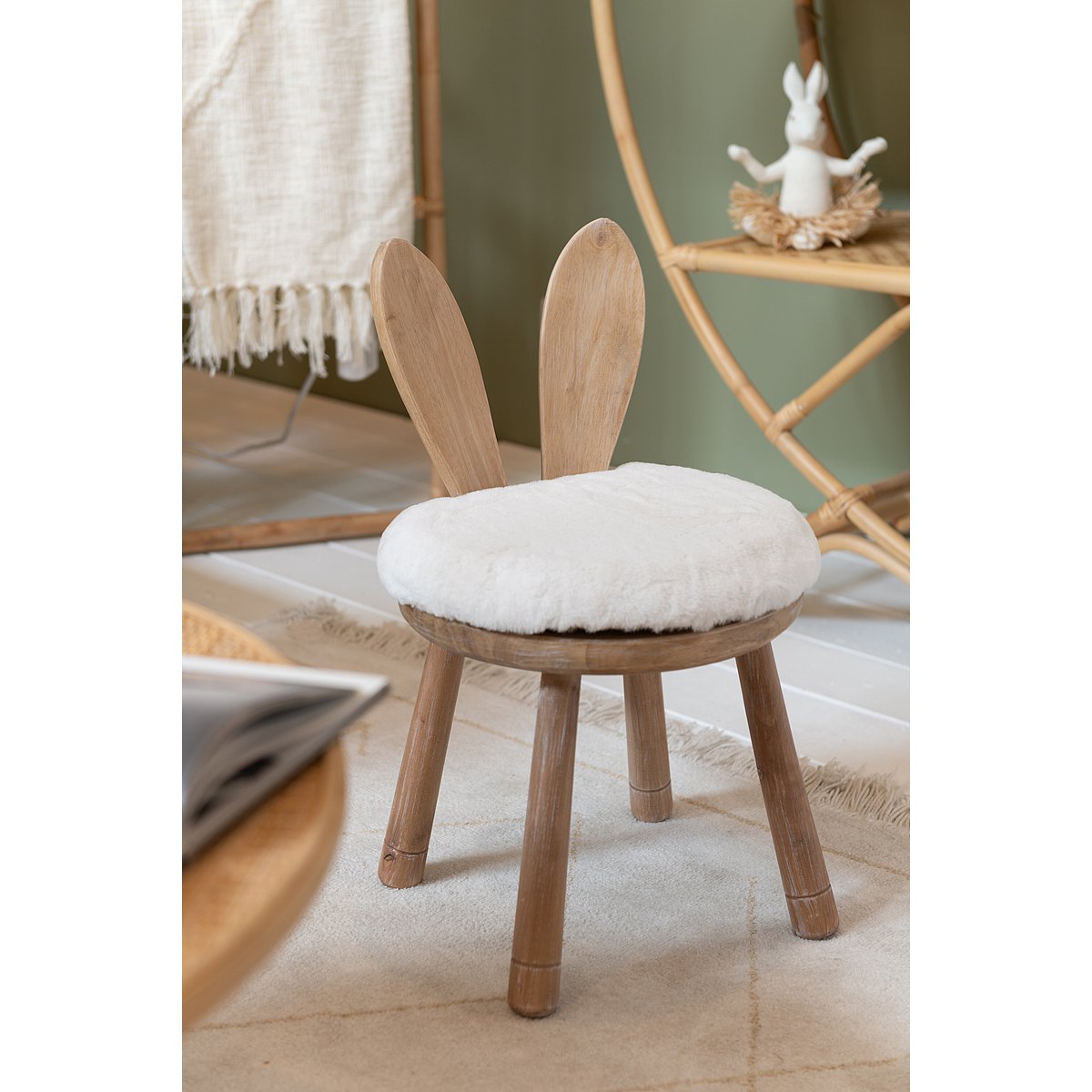 Vue latérale de la chaise haute Oreille de Lapin en bois