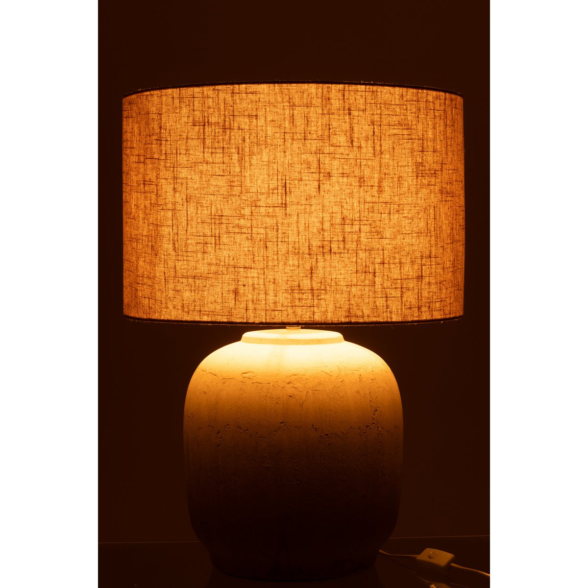 Détail de la lampe J-Line Mia, mettant en valeur la texture de la céramique beige