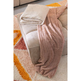 Ambiance cosy avec la couverture J-Line beige sur un lit.