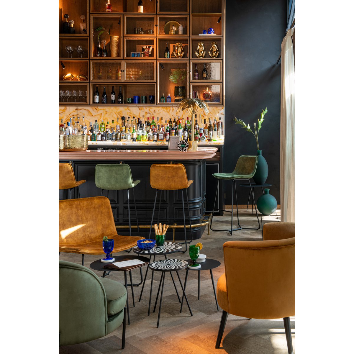 Chaise de bar Laurent avec des accessoires de décoration
