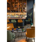 Chaise de bar Laurent avec des accessoires de décoration