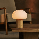 Lampe à poser rechargeable en bois clair