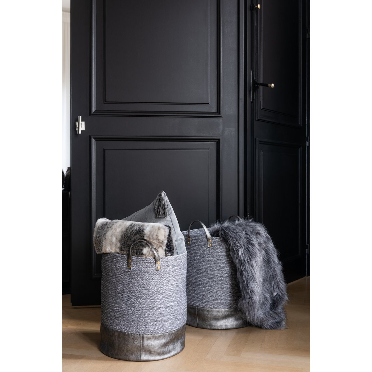 Coussin J-Line Brush en situation dans un salon contemporain