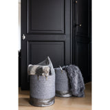 Coussin J-Line Brush en situation dans un salon contemporain