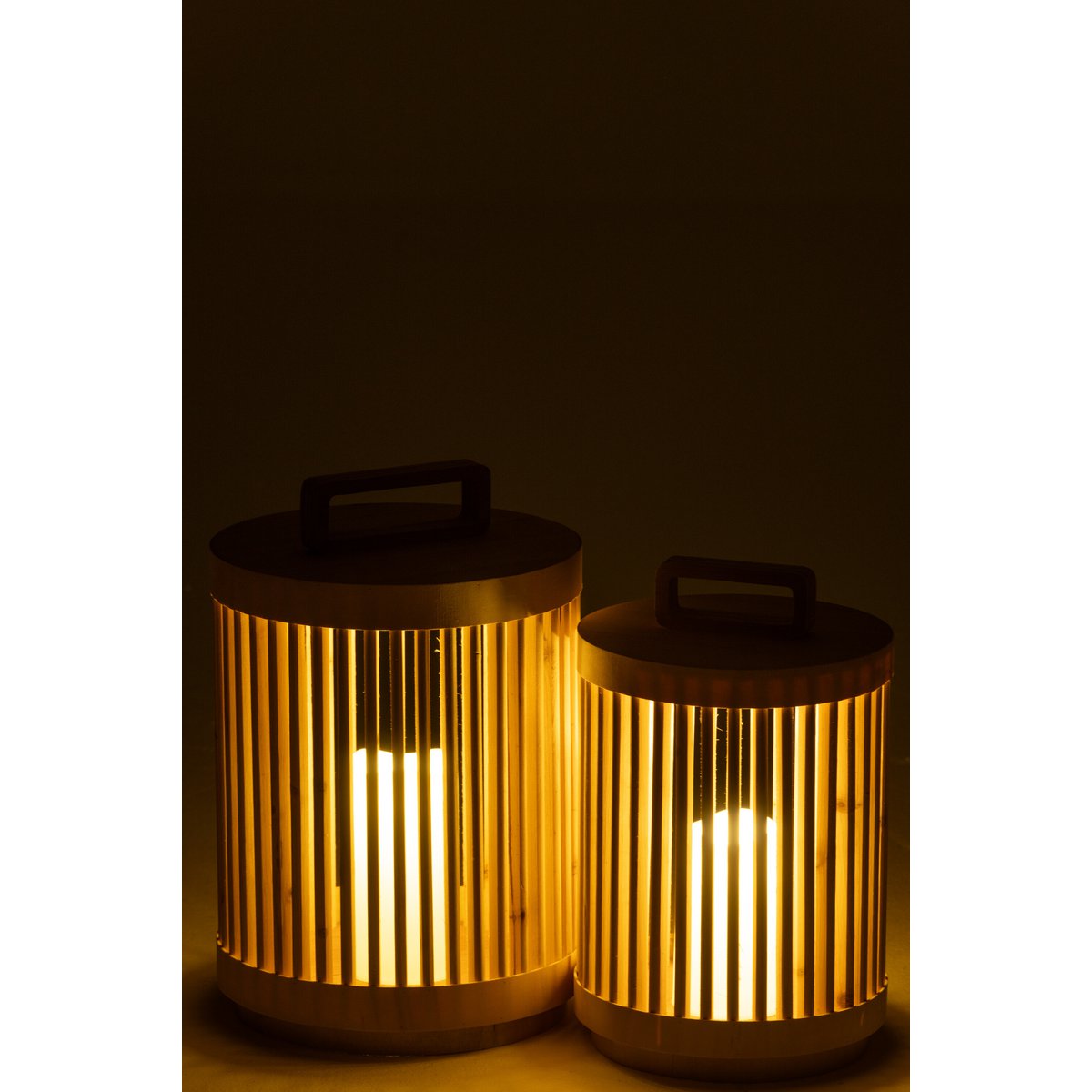 Lampe Cylindre J-Line éclairée dans un intérieur cosy