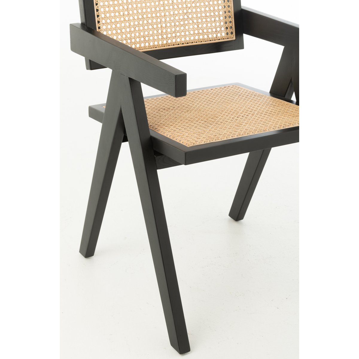 Chaise Treillis J-Line dans une cuisine moderne