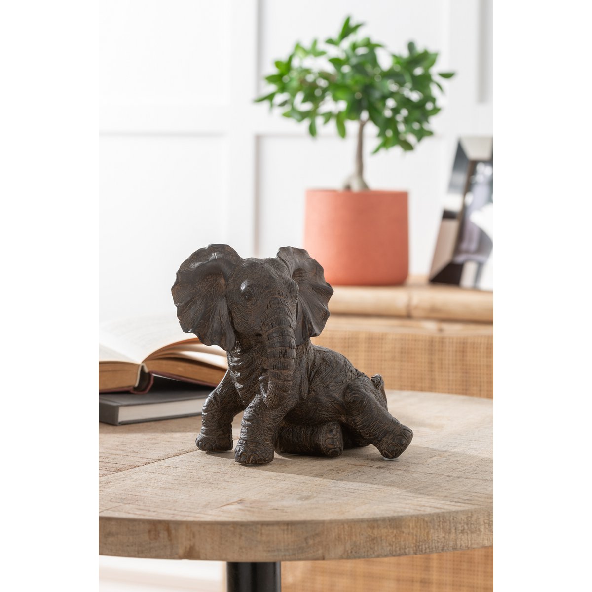 Élégant éléphant en polyresine brun foncé de J-Line, vue de profil