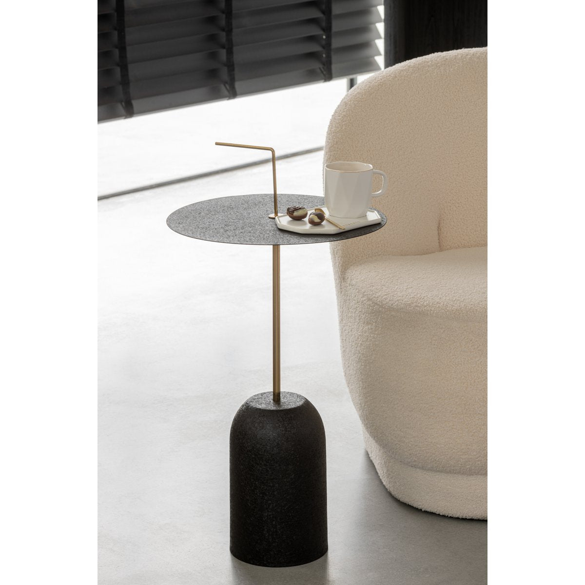Ensemble céramique blanc sur table en bois