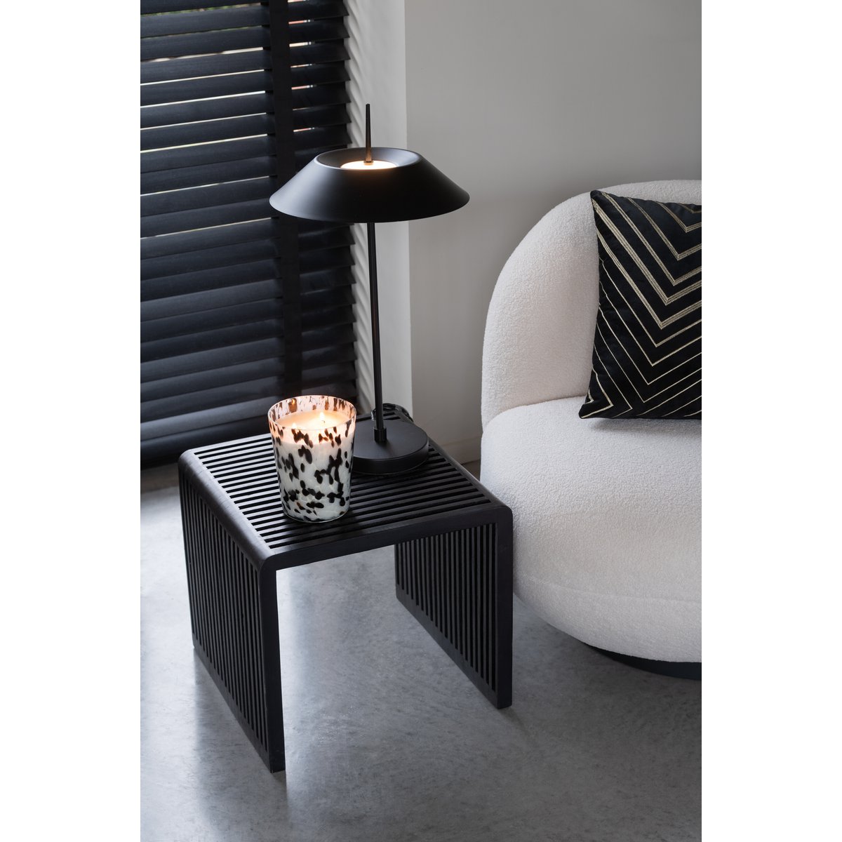Table d'appoint J-Line Cube en bois noir - design moderne