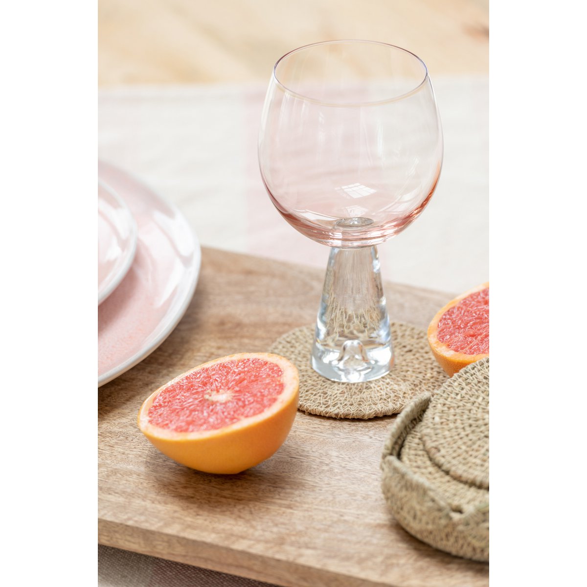 Détail du verre à vin J-Line Daen, mettant en valeur son design raffiné et sa couleur vibrante.