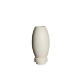 Détails du vase en micro-ciment, aspect mat et toucher doux.