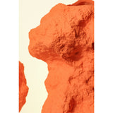 Vase en céramique orange dans un intérieur élégant