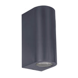 La lampe murale extérieure "Alecto" mesure 6,8 x 8,8 cm et mesure 15,5 cm de haut. Il se compose d'un plastique de haute qualité avec une surface légèrement structurée qui semble peinte. Timeless Black rend la lampe universellement utilisable.