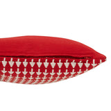 Coussin J-Line sur un lit, ajoutant une touche de Noël