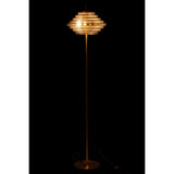 Lampe sur pied J-Line allumée, créant une ambiance chaleureuse