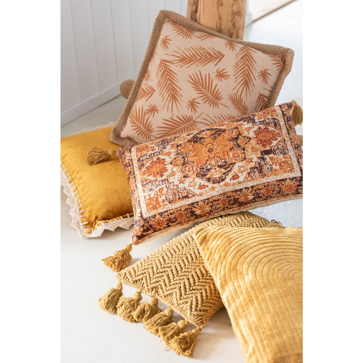 Détail du coussin J-Line Brush avec texture en coton ocre