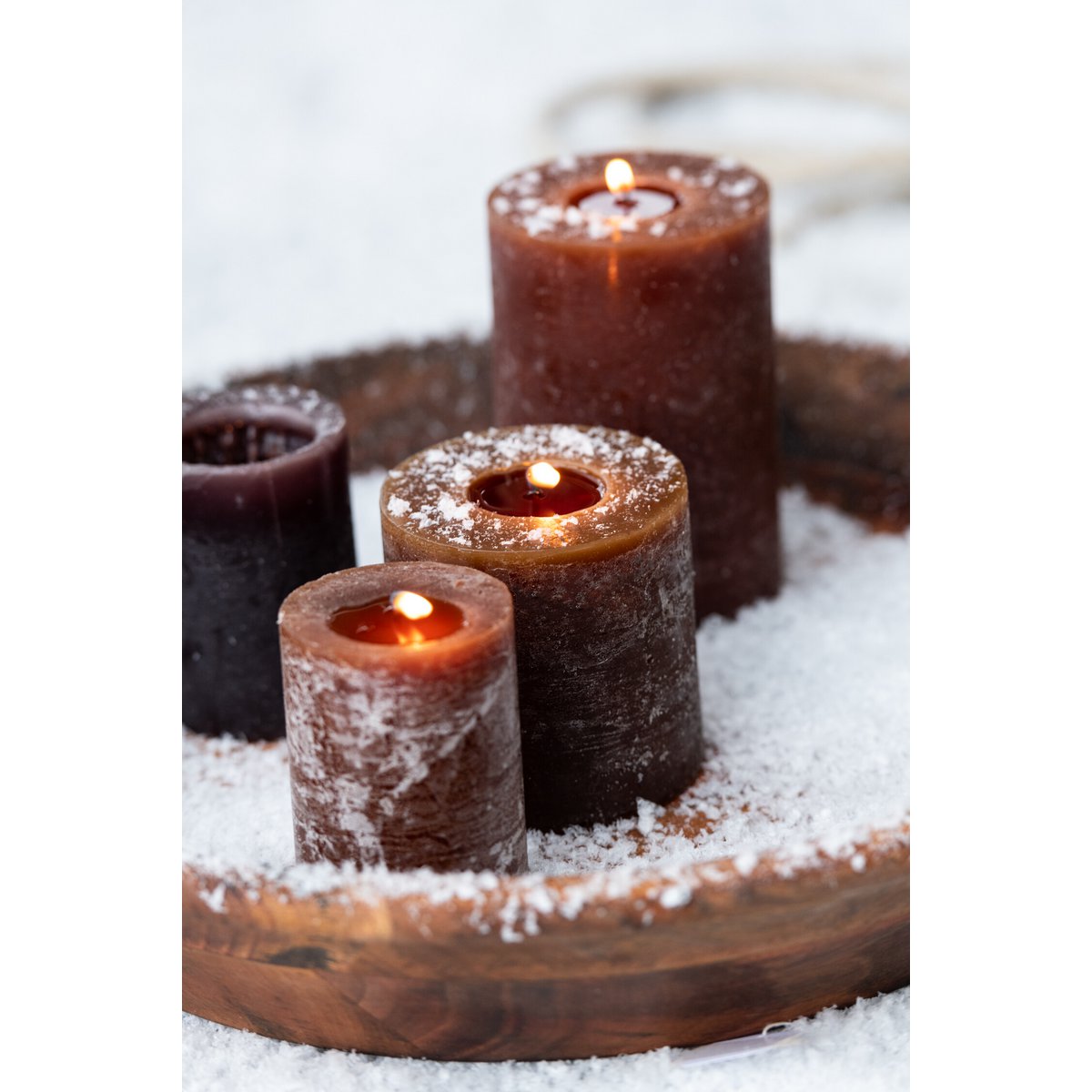 Bougie cylindrique marron J-Line vue de face, élégante et raffinée.