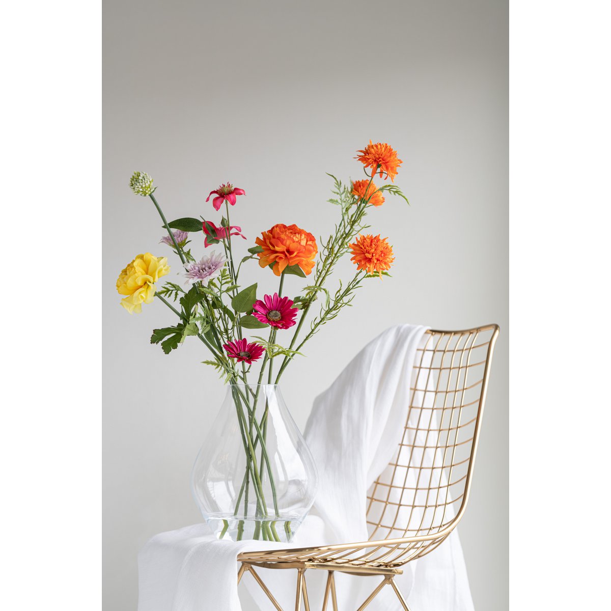 Vase Abby avec des fleurs, montrant son élégance moderne