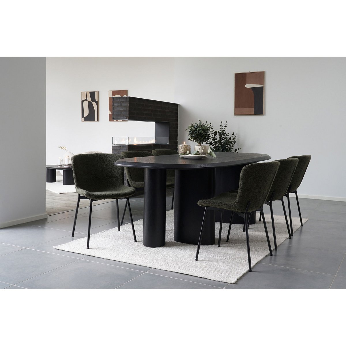 Bougeoir marron dans un intérieur moderne, style épuré.
