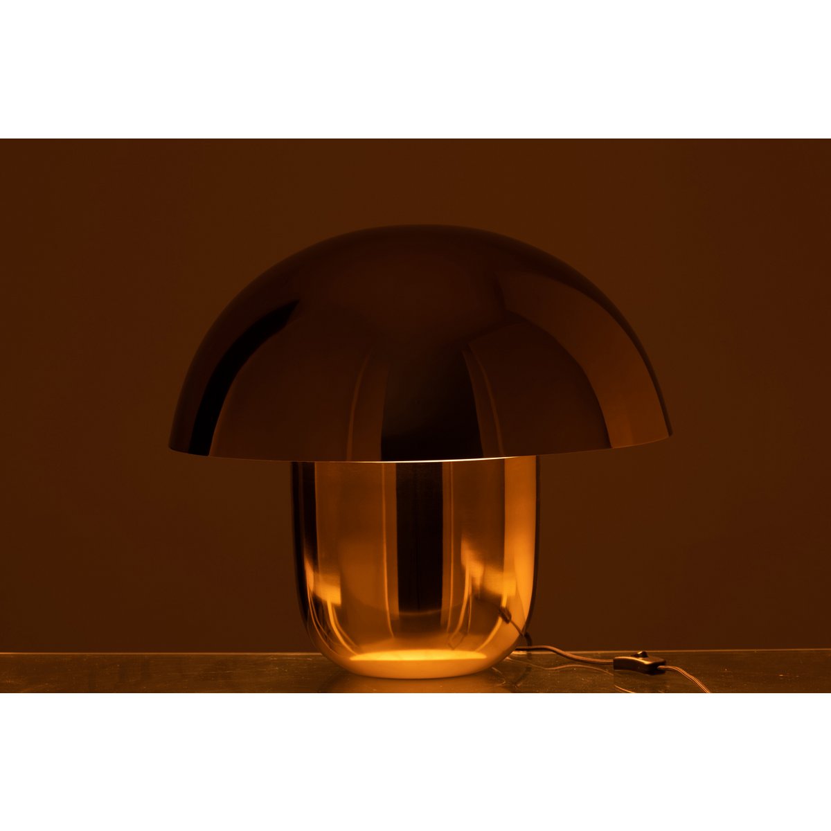 Détail du pied en métal doré de la lampe J-Line Mushroom