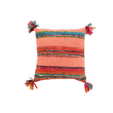 Vue d'ensemble du coussin Chindi Pompon rose sur table