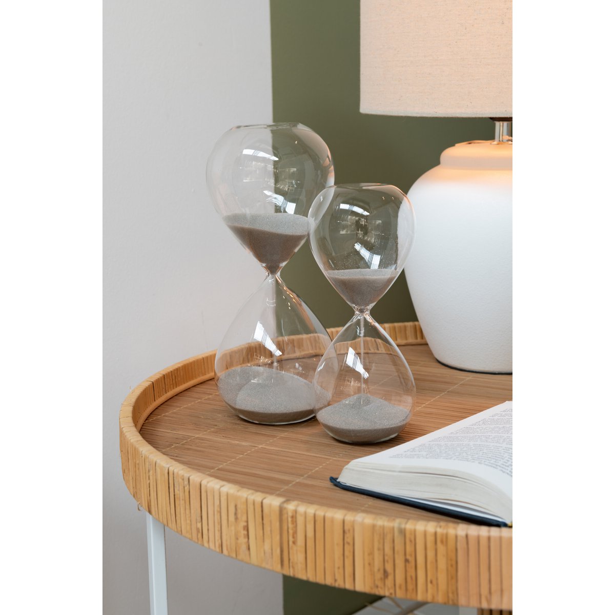 Sablier déco J-Line, vue d'ensemble sur table moderne