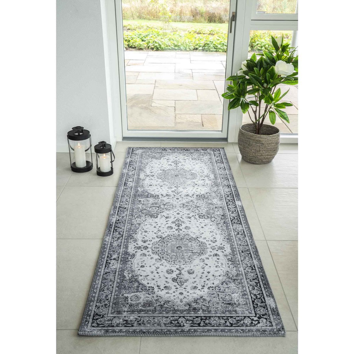 Détail du motif noir et blanc du tapis de couloir Havana, texture en polyester chenille
