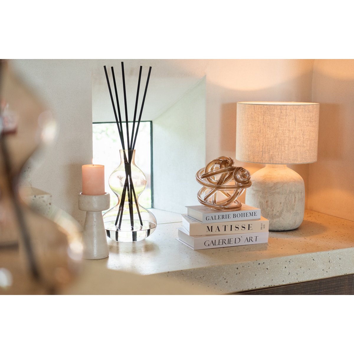 Bougie Geurolie Nordic Vetiver sur une table en bois, ambiance scandinave