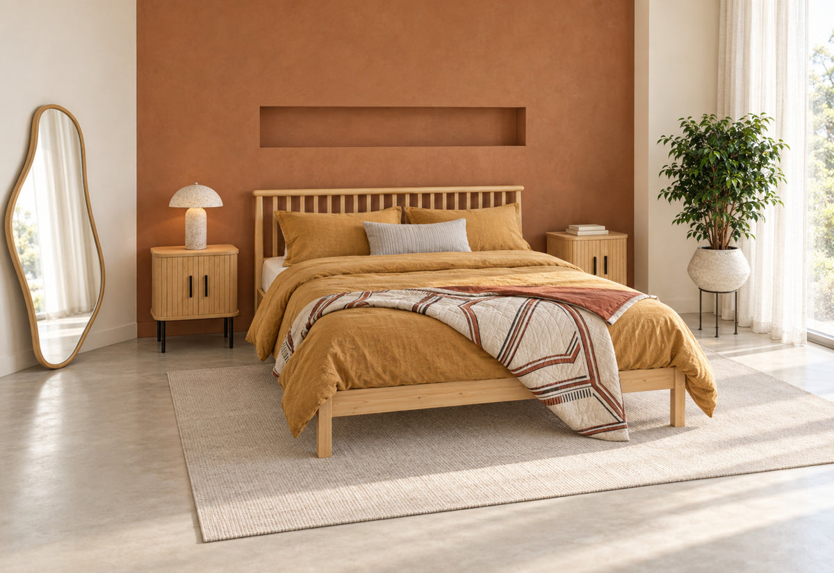 La suite parentale : lit en lin lavé ocre, tête de lit en chêne à lamelles et mur en béton ciré