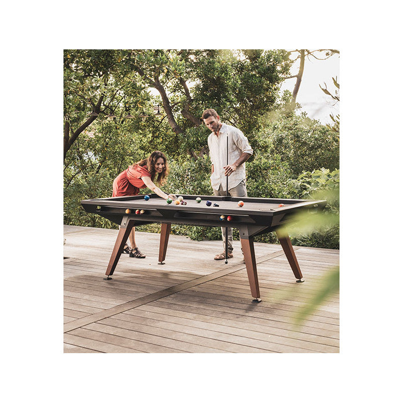Housse de protection noire sur un billard Cornilleau Origin outdoor