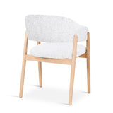 Détail des accoudoirs de la chaise Conor
