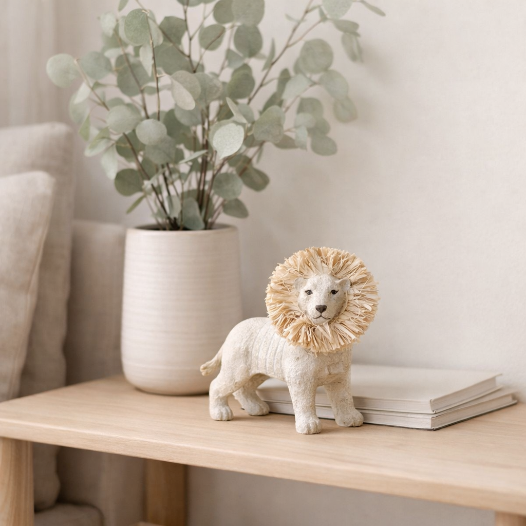 J -line Figure Lion - Polyresin / Raffia - White / Naturel - Small en situation