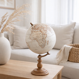 Globe J-Line sur socle - bois - blanc/naturel - moyen en situation
